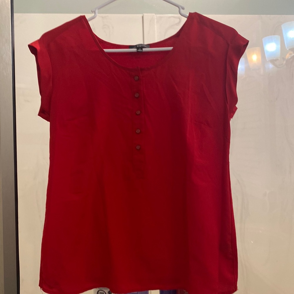 Women’s XS The Limited red shirt.